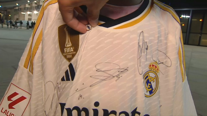 Los jugadores del Madrid le firmaron la camiseta a la fan