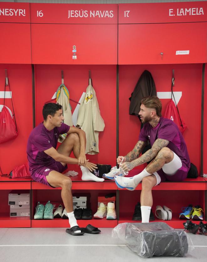 Navas, junto a Sergio Ramos en el vestuario (Foto: @SevillaFC)