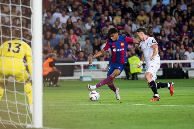 Lamine Yamal encara a Pedrosa en el Barcelona-Sevilla (Foto: FCB).