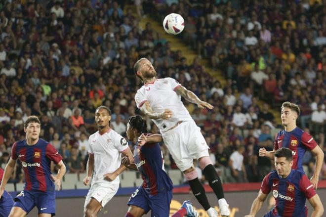 Sergio Ramos despejando un balón (Foto: EFE).