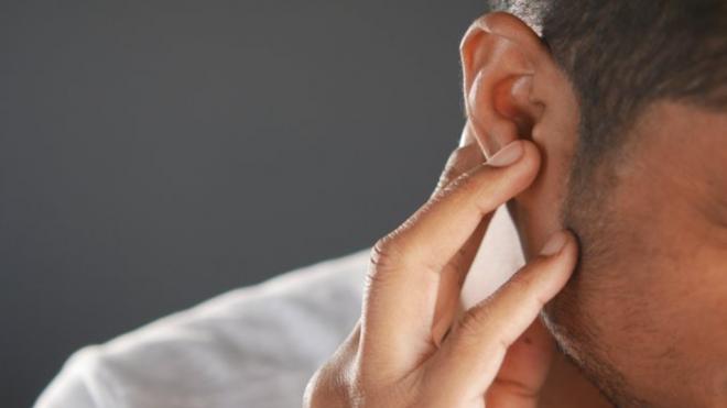 Limpiar la cera de los oídos con agua oxigenada, ¿es seguro?