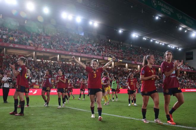 La selección española femenina celebra la victoria con la afición. (RFEF)