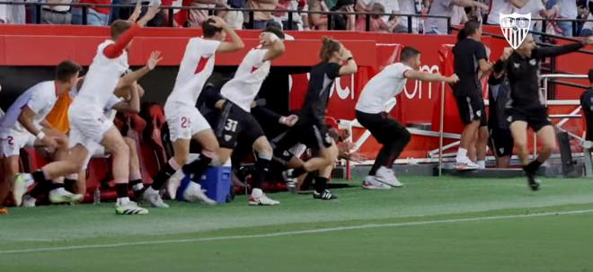 La reacción del banquillo tras el gol de Lukebakio ante el Almería.