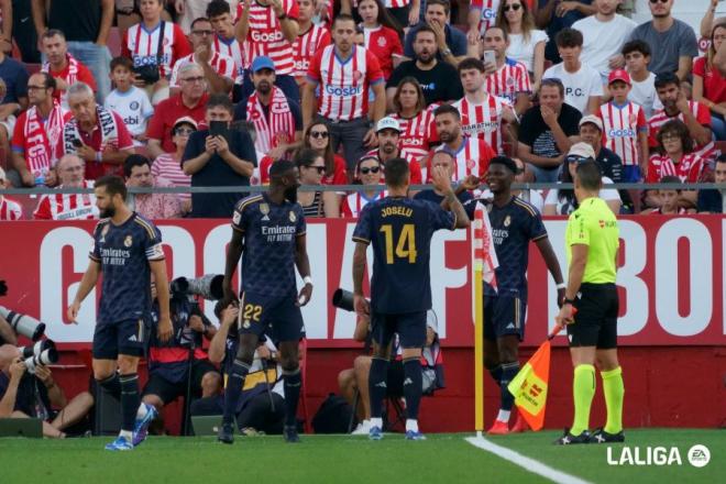 Joselu y Rudiger celebran el gol de Tchouaméni en el Real Madrid, Girona. Fuente: LALIGA