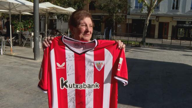 Margarita, posando con la camiseta del Athletic firmada por todos los jugadores