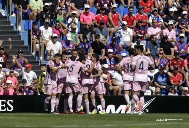 Los jugadores del Oviedo celebran uno de los goles al Eldense (Foto: LaLiga).