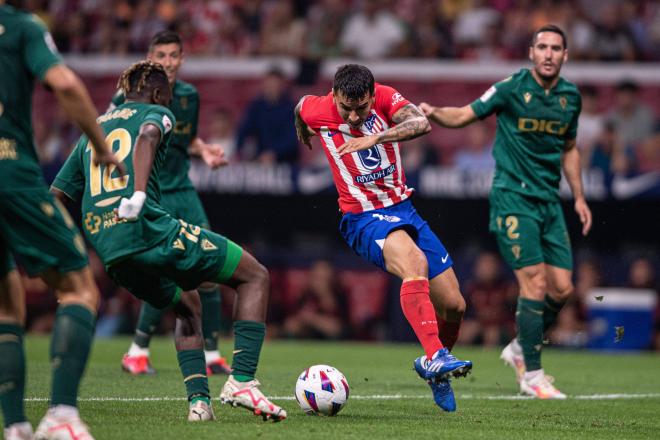 Correa disputa el esférico durante el Atletico-Cádiz. Fuente: Cordon Press.