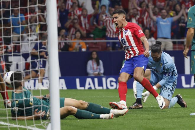Nahuel Molina celebrando su gol en el Atlético-Cádiz (Foto: EFE)..