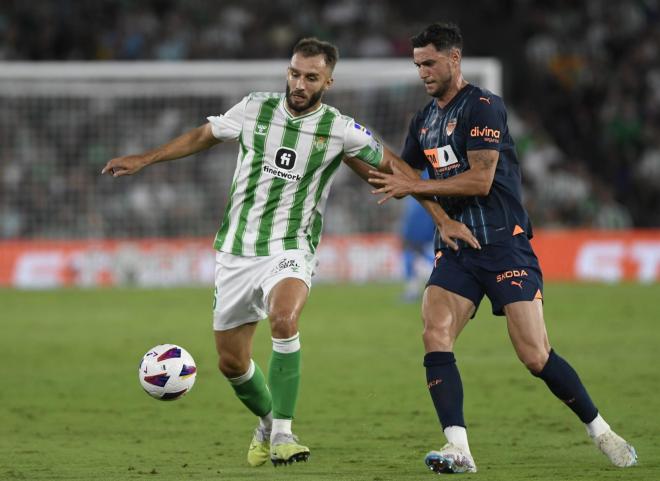 Pezzella, ante el Valencia (Foto: Kiko Hurtado).