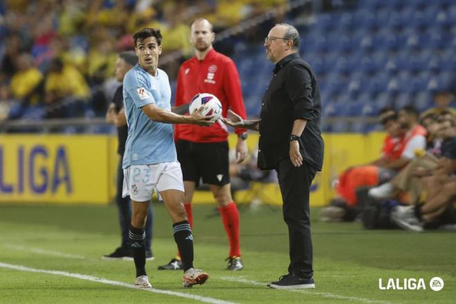 Manu Sánchez junto a Rafa Benítez en el Las Palmas - Celta (Foto: LALIGA).