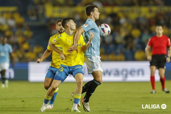 Douvikas controla con el pecho en el Las Palmas - Celta (Foto: LALIGA).