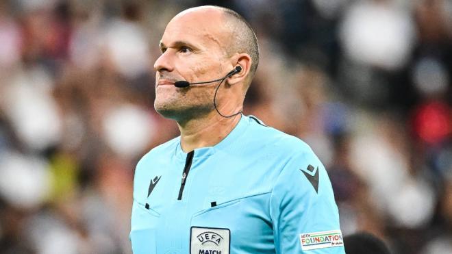 El dato insólito de Mateu Lahoz sobre cuántas camisetas dan a los árbitros: a veces la misma en