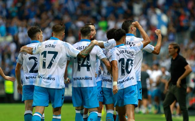 El Málaga celebra el gol de la victoria de Kevin en La Rosaleda. (Foto: MCF)