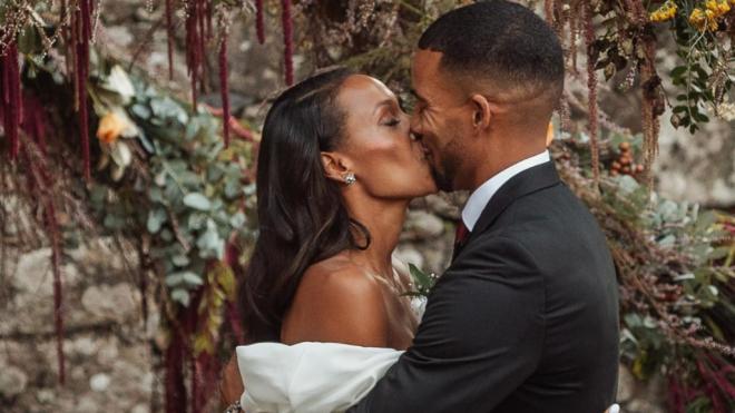 Ana Peleteiro y Benjamin Compaoré se besan en su boda (@apeleteirob)