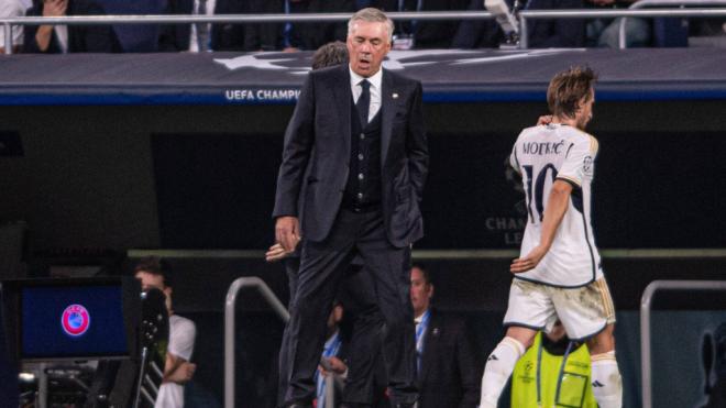 Carlo Ancelotti y Modric en el banquillo del Real Madrid (Cordon Press)