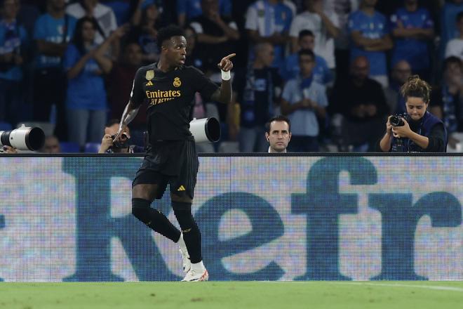 Vinicius celebra su gol en el Nápoles-Real Madrid (FOTO: Cordón Press).