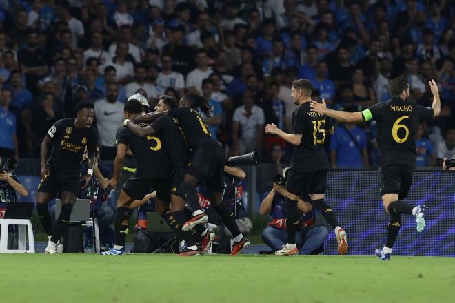 Vinicius celebra con sus compañeros el gol en el Nápoles-Real Madrid (FOTO: Cordón Press).