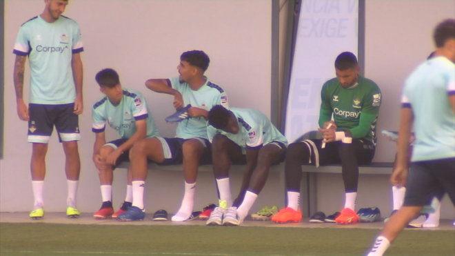 La timidez de Assane Diao con los jugadores del Betis.