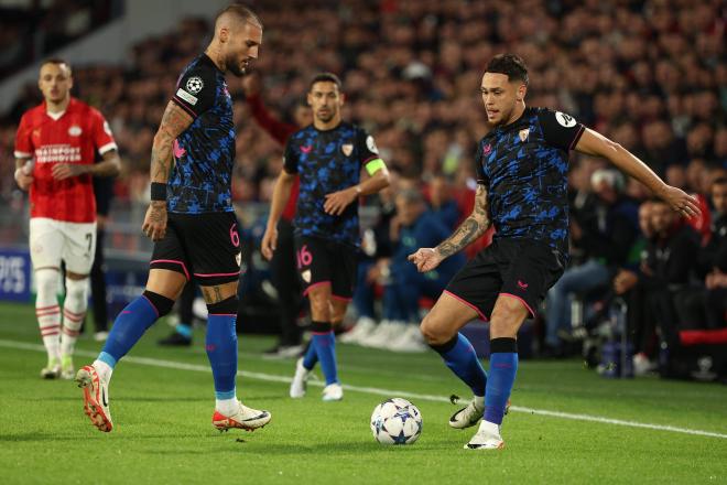 Ocampos y Gudelj, ante el PSV (Foto: Cordon Press). 