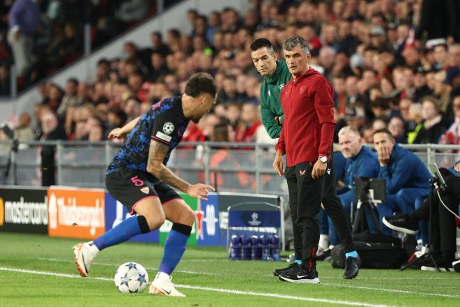 Mendilibar, en el PSV-Sevilla (Foto: Cordon Press).