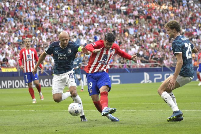 Álvaro Morata dispara a gol en el Atlético de Madrid-Feyenoord (Foto: Cordon Press).