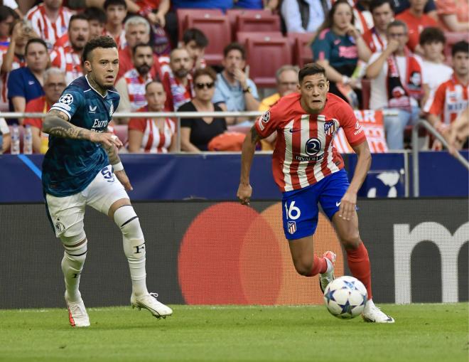 Nahuel Molina persigue un balón en el Atlético de Madrid-Feyenoord (Foto: Cordon Press).