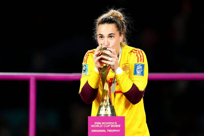 Cata Coll besando la copa del Mundial (Fuente: Cordon Press)
