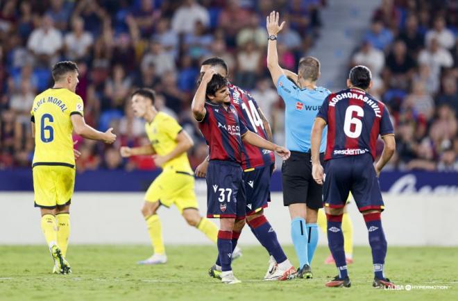 El árbitro anula el gol de Bouldini contra el Villarreal B tras la revisión del VAR. (Foto: LALIGA)