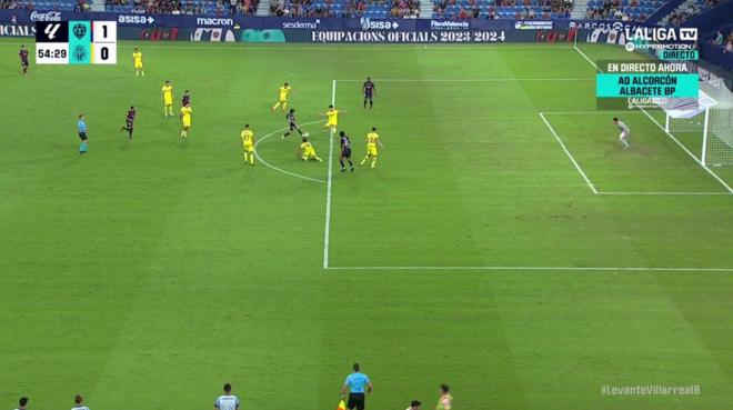 La revisión del gol de Bouldini en el encuentro entre Levante y Villarreal B en el Ciutat.