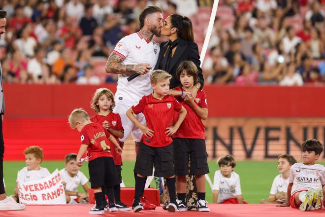 La familia Ramos-Rubio en la presentación del futbolista con el Sevilla FC (Cordon Press)