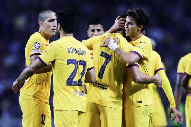 Los jugadores del Barça celebran el gol de Ferran en Oporto (Foto: EFE).