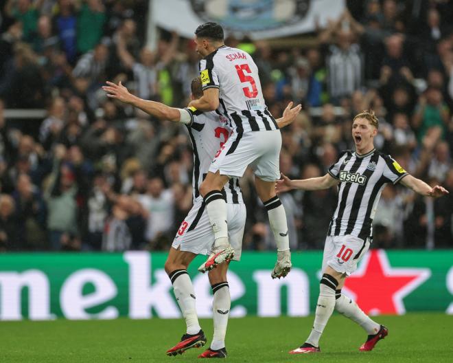 Los jugadores del Newcastle celebran un gol al PSG (Foto: Cordon Press).