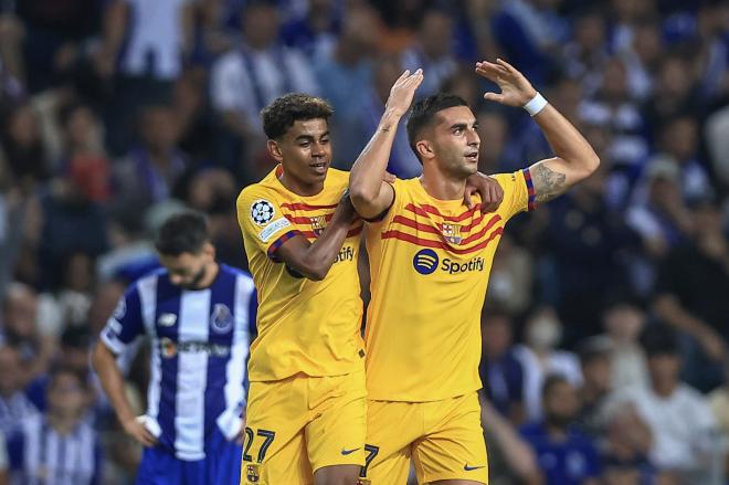 Lamine Yamal y Ferran Torres celebran el gol en el Oporto-Barcelona (Foto: Cordon Press).