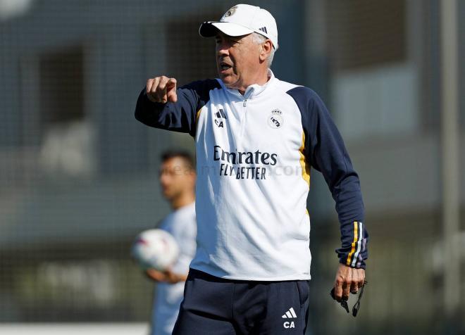 Carlo Ancelotti dando órdenes en un entrenamiento del Real Madrid (Foto: RM).
