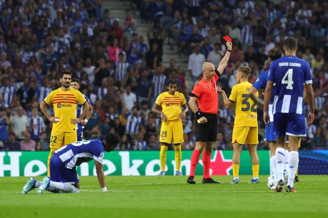 El árbitro expulsa a Gavi en el Oporto-Barça (Foto: Cordon Press).