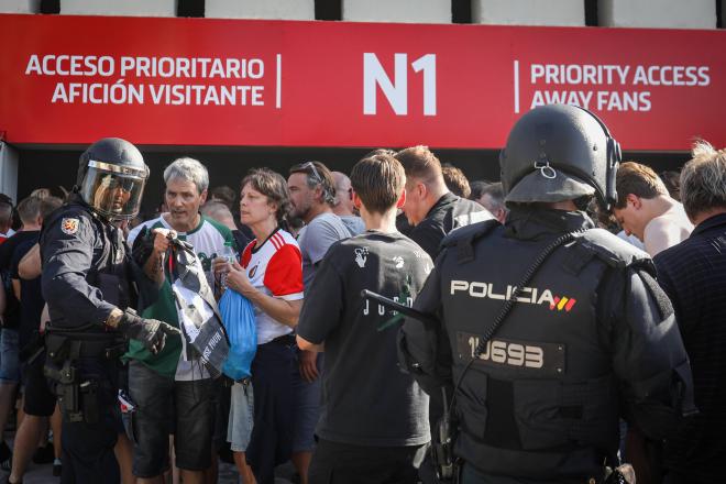 La policía con los ultras del Feyenoord. Foto: Cordon Press