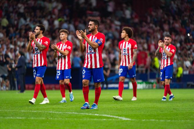 Koke y los jugadores del Atlético aplauden al Metropolitano en Champions (Foto: Cordon Press).