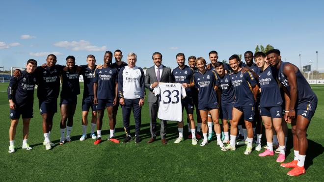 Los jugadores del Real Madrid posan con el nuevo patrocinador del club (Foto: RM).