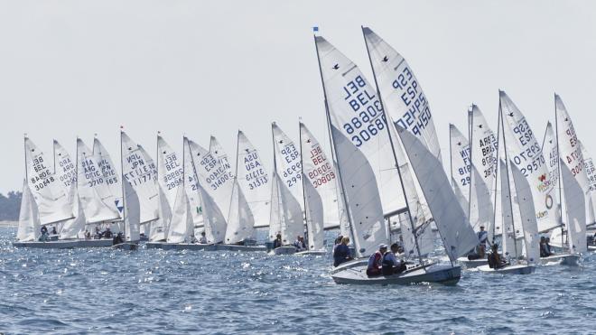 Un total de 43 embarcaciones compiten por el título mundial de Snipe en Valencia Mar