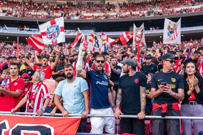 Aficionados del Atlético de Madrid, en la grada de animación (Foto: Cordon Press).