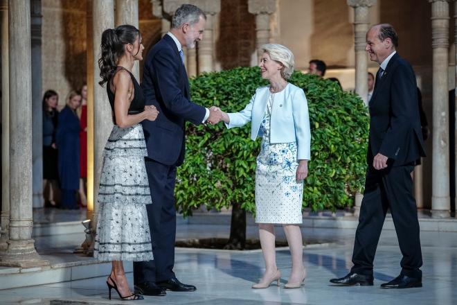 Ursula von der Leyen saluda a los Reyes en Granada (Cordon Press)