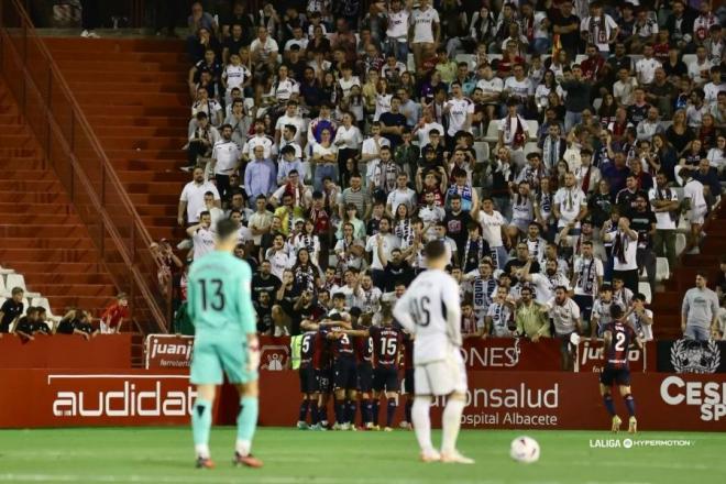 El Levante celebra el gol de Pablo Martínez ante el Albacete en el estadio Carlos Belmonte. (Foto: LALIGA)