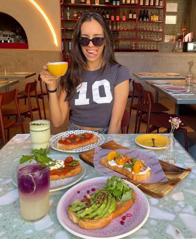 Rebeca Toribio en su restaurante, Superchulo (@reberebeca_)