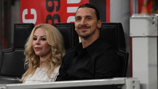 Zlatan Ibrahimovic y Helena Seger en el palco durante un partido del Milan (Cordon Press)