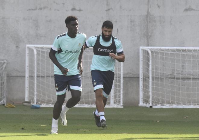 Assane Diao y Nabil Fekir, en el entrenamiento (Foto: Kiko Hurtado)