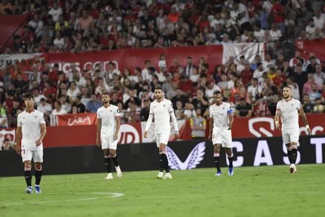 La decepción del Sevilla tras el gol del Rayo (Foto: Kiko Hurtado)
