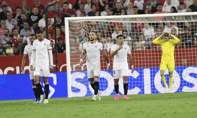 La decepción del Sevilla tras el gol del Rayo (Foto: Kiko Hurtado)