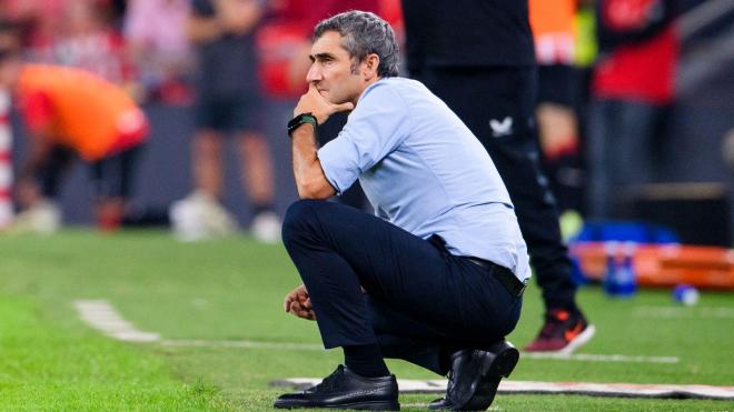 Valverde pensativo ante el Almería en San Mamés (Foto: Athletic Club).