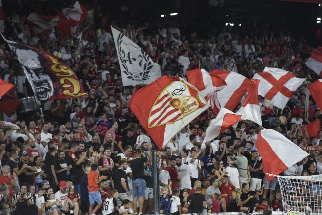 La afición del Sevilla FC, en el partido ante el Rayo Vallecano (Foto: Kiko Hurtado).
