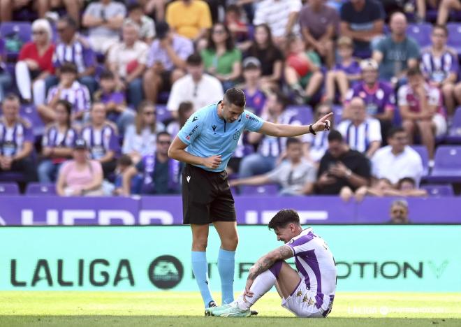 Luis Pérez se duele de una falta en el Real Valladolid - Mirandés. 